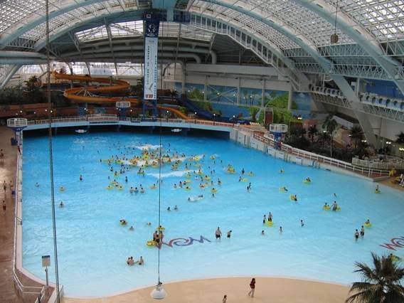 Kolam renang indoor terbesar